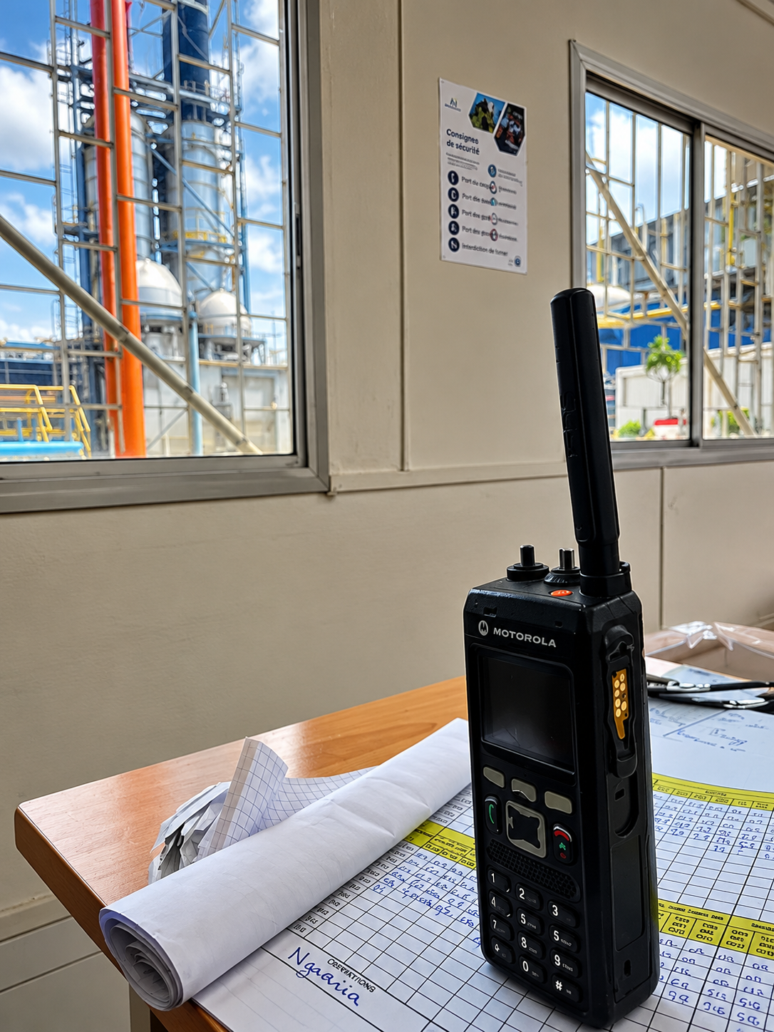 Poste radio Motorola dans la salle de contrôle de la centrale C6 Bel Air